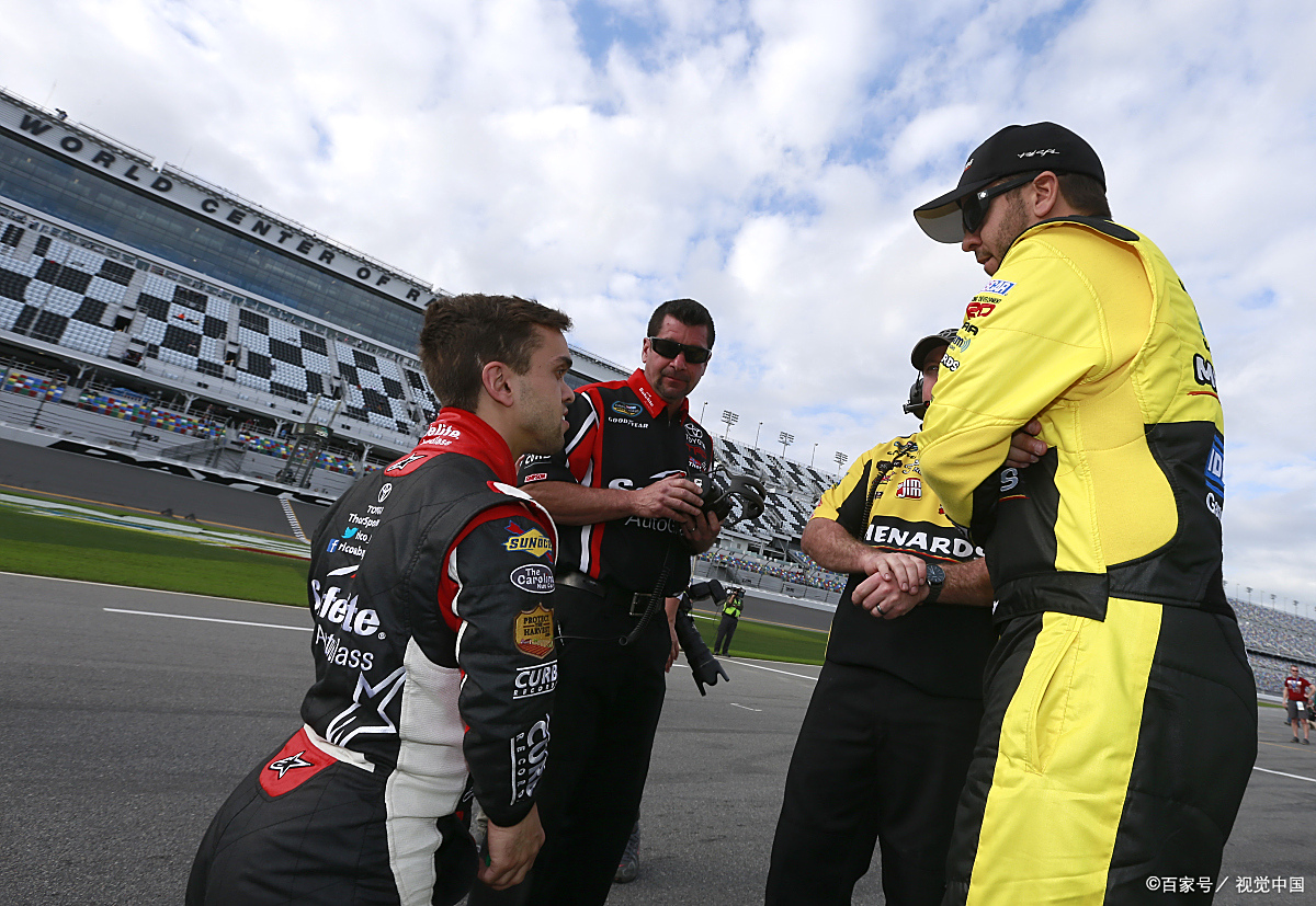 开云APP-红牛车队鏖战索伯车队，佩雷兹关键制胜